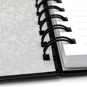 Cuaderno tapa dura, detalle del encuadfernado e interna de la cubierta