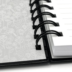 Cuaderno tapa dura, detalle del encuadfernado e interna de la cubierta